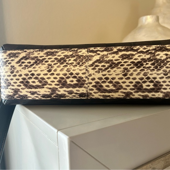 Coach Grace - Picture 6 of 11